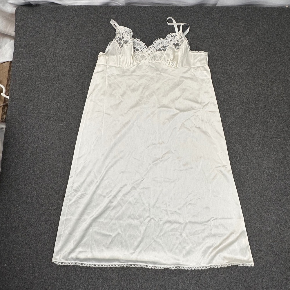 Vassarette Womens Ivory White Lace Trim Full Slip Style 10-105 Size 38 24/44 USA